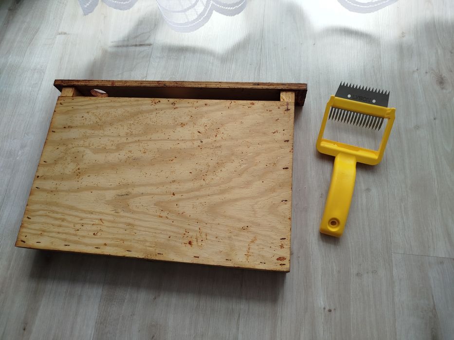 Podkarmiaczka i widelce do odsklepiania