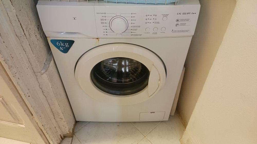 Máquina de lavar roupa, marcas de uso, mas em bom estado