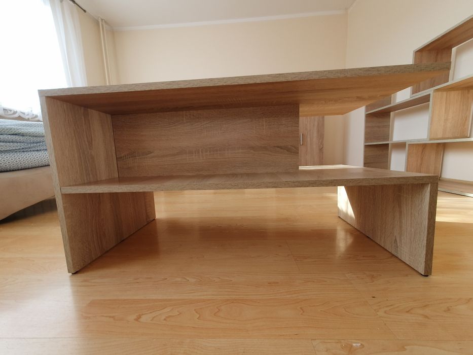 Spora ława salonowa