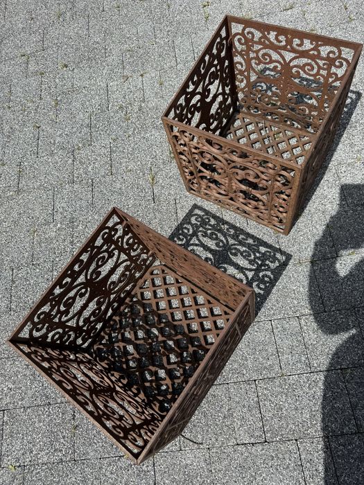 Żeliwna ażurowa skrzynka oslonka 35/35 cm