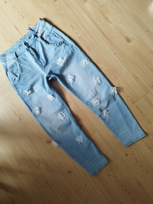 Jeansy casual z kwiatkami i perelkami M