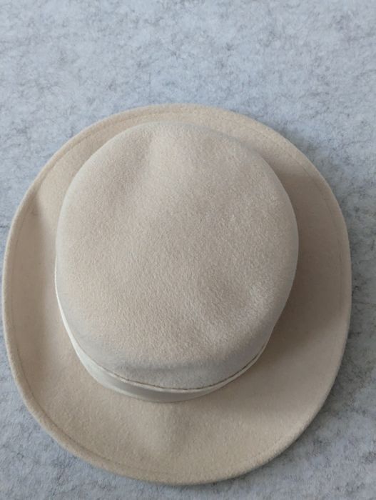 Kapelusz w filcu wełnianego jasny beż elegancki