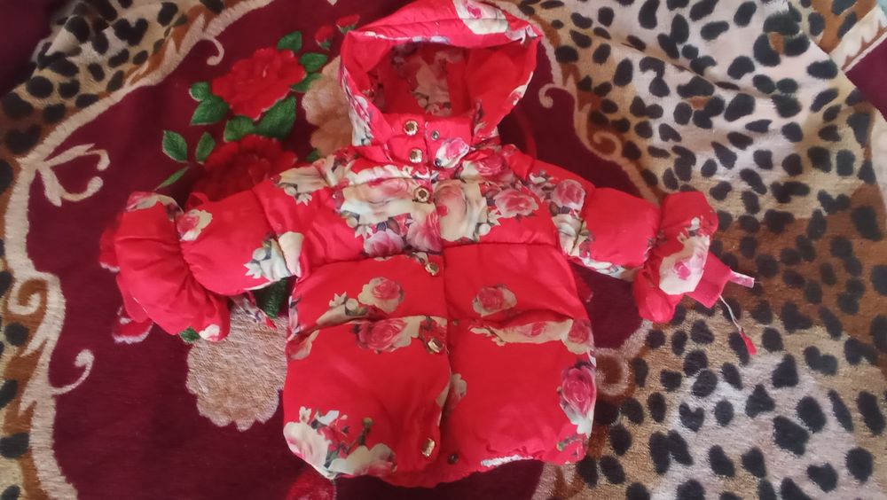 Продам куртку на девочку