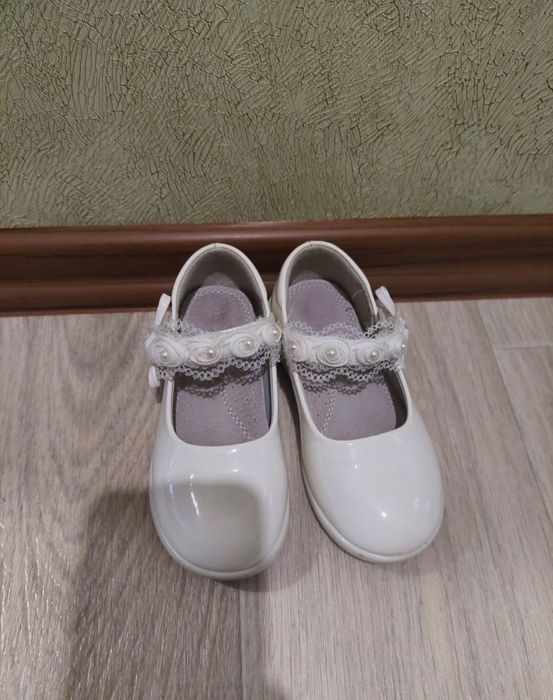 Дитячі білі лакові туфлі , 27 розмір