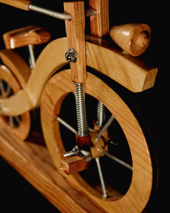 Bicicleta em madeira com raios de alúminio