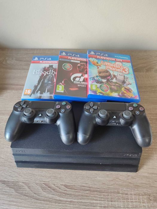 Ps4 Pro 1TB com dois comandos e 3 jogos