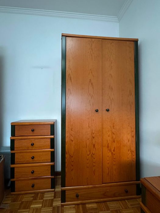 Mobília de Quarto Completa em Madeira + 2 Candeeiros