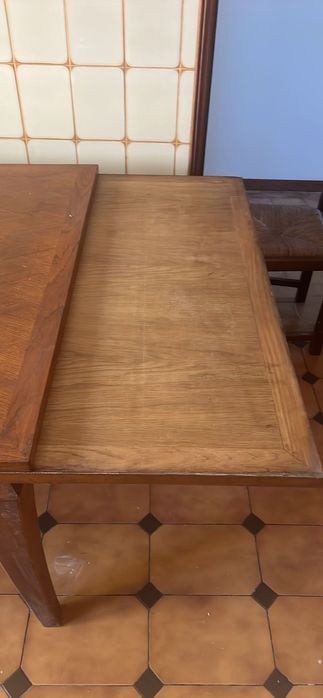 Mesa de madeira extensível com 4 cadeiras