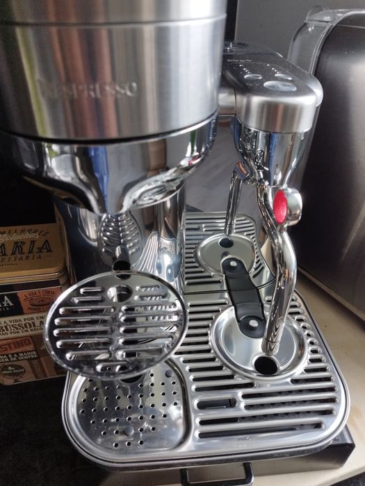 Máquina de café NESPRESSO