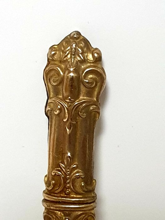 Raro antigo agulheiro do Sec. XIX com banho em ouro