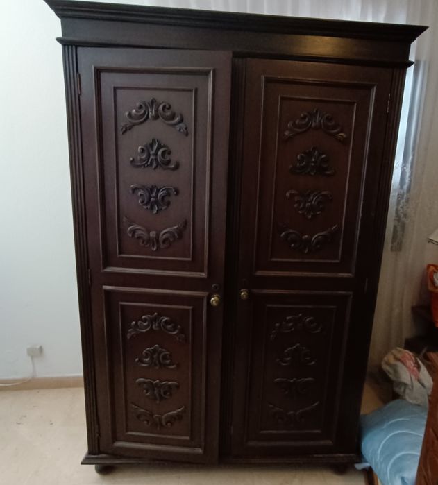 Roupeiro antigo com duas gavetas