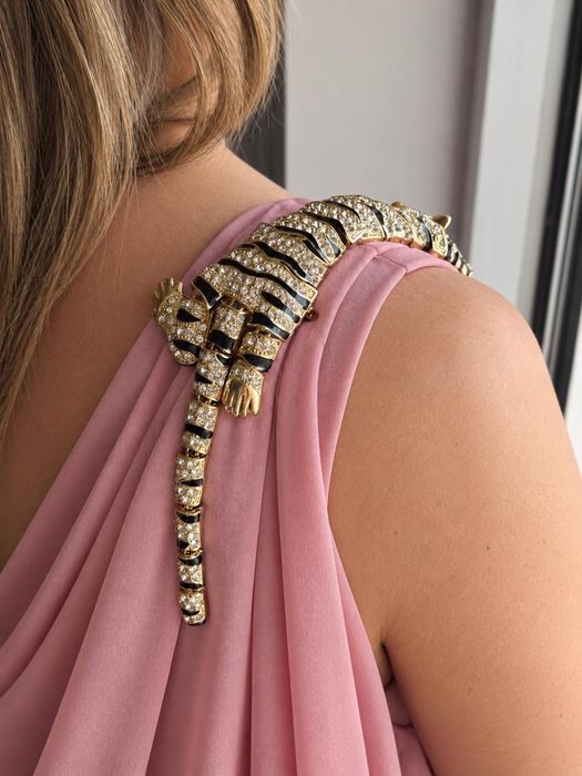Lindo broche articulado em forma de tigre