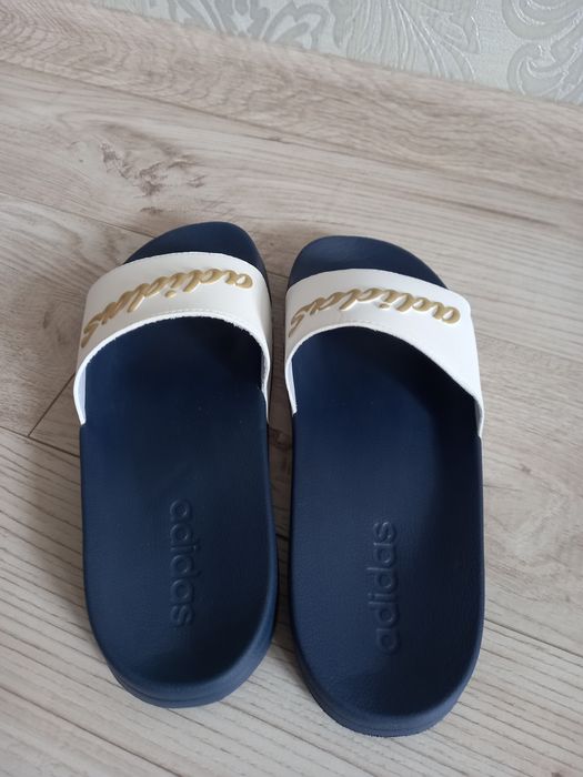 Продам шлепанцы Adidas