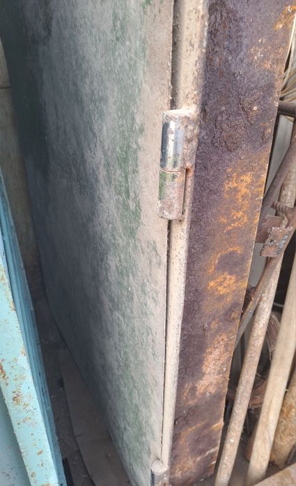 Металеві двері, люк