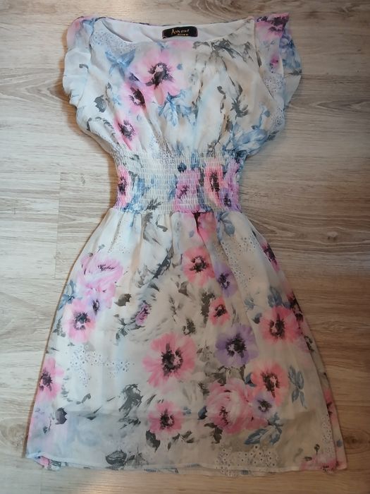 Urocza kwiecista sukienka