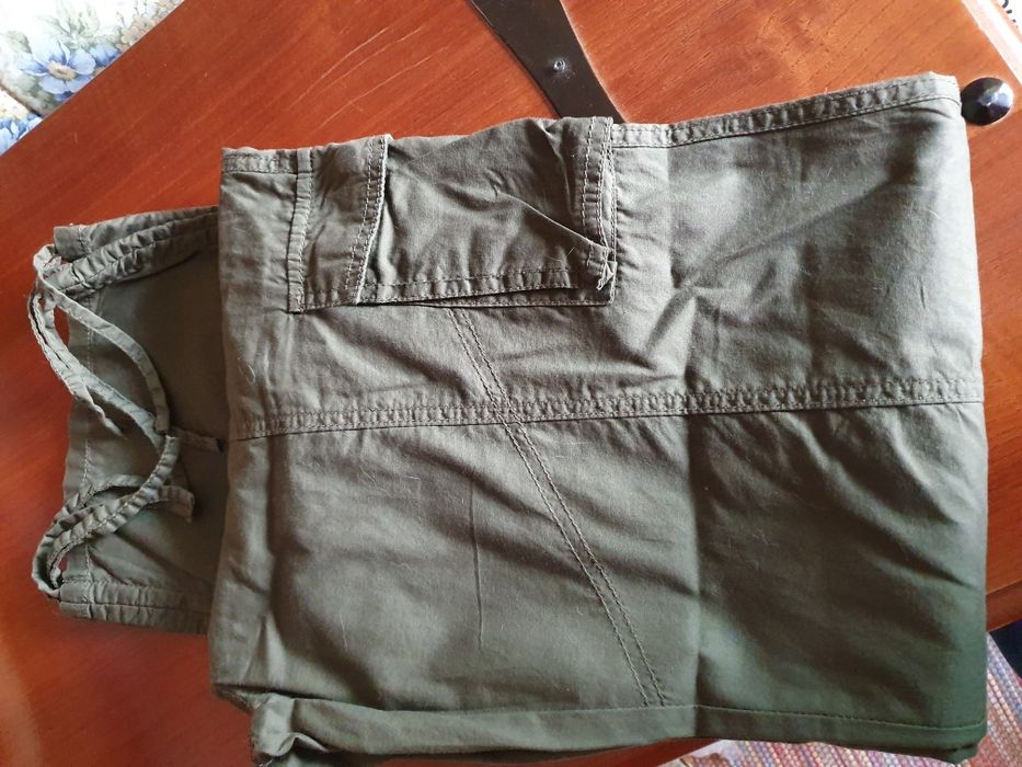 Calças com bolsos pernas laterais