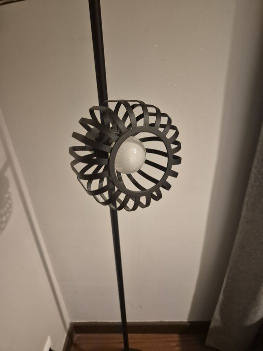Candeeiro de pé preto