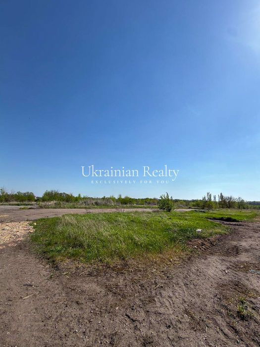 Продаж цілісного майнового комплексу загальною площею 3048 м² + ділянка 3.7 га. Колишній тракторний стан.