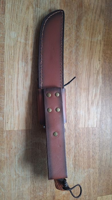 Nóż myśliwski duży,ostry.