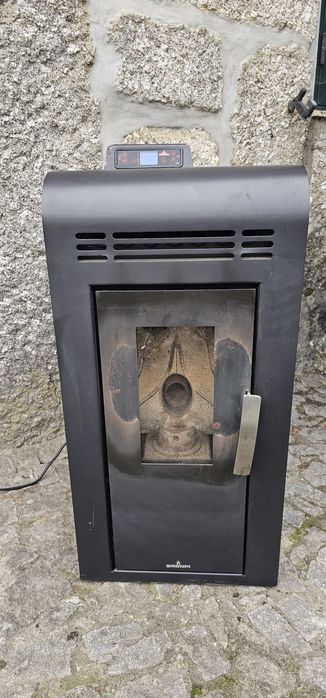 Salamandra a pellets em bom estado da marca Bronpi, com comando