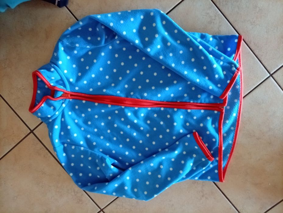 Piękna polarowa bluza dla dziewczynki niebieska w kropki Tchibo r.134