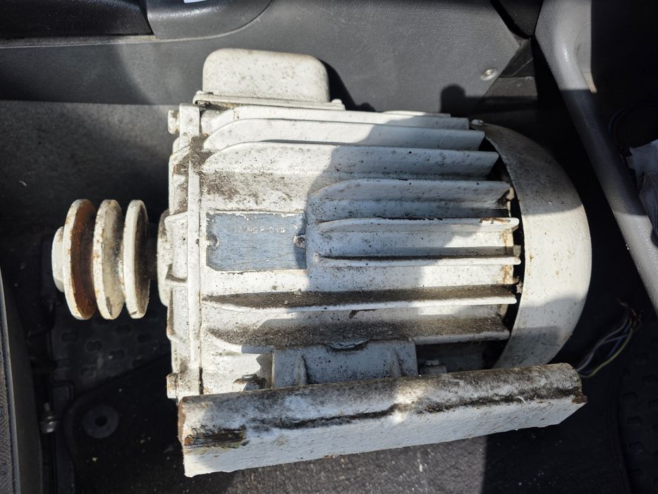 Silnik elektryczny trójfazowy o mocy ok 5 KW