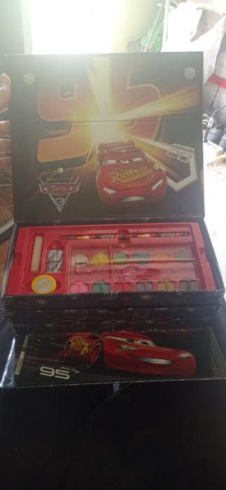 Vendo mala de pintura com desenhos do Faísca McQueen