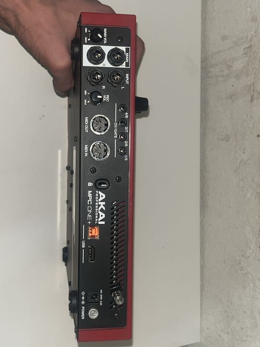 Akai MPC one+, Akai MPK mini (nao incluido)