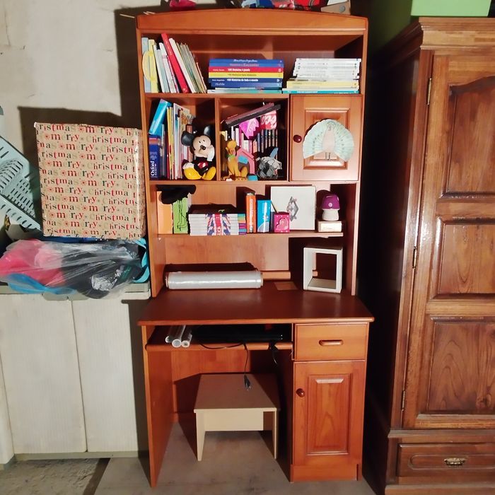 Secretária com arrumação