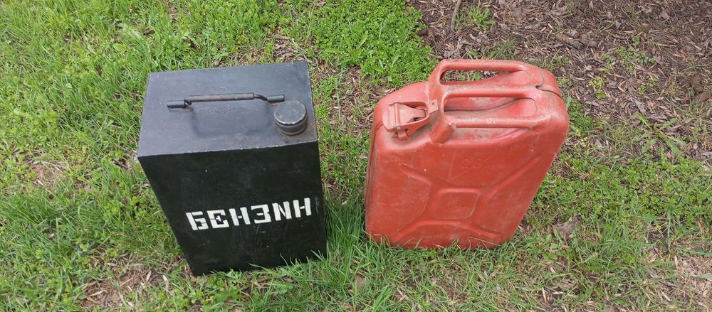 Канистры б.у в отличном состоянии.