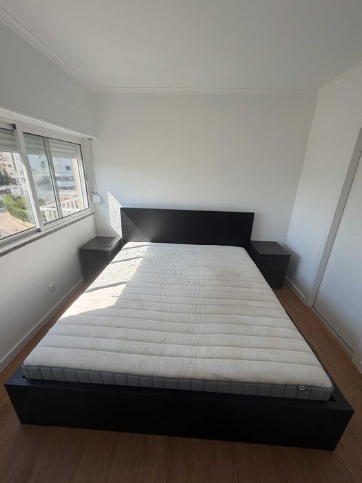 Cama de Casal colchao e mesas de cabeceira