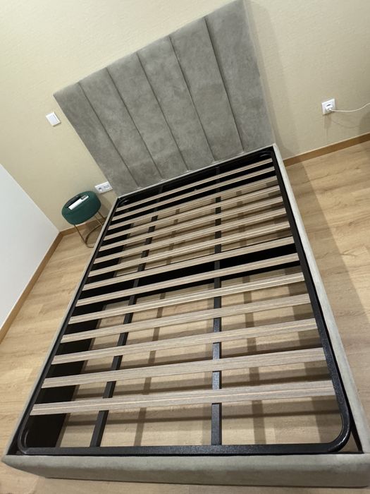 Cama com estrado Estofada