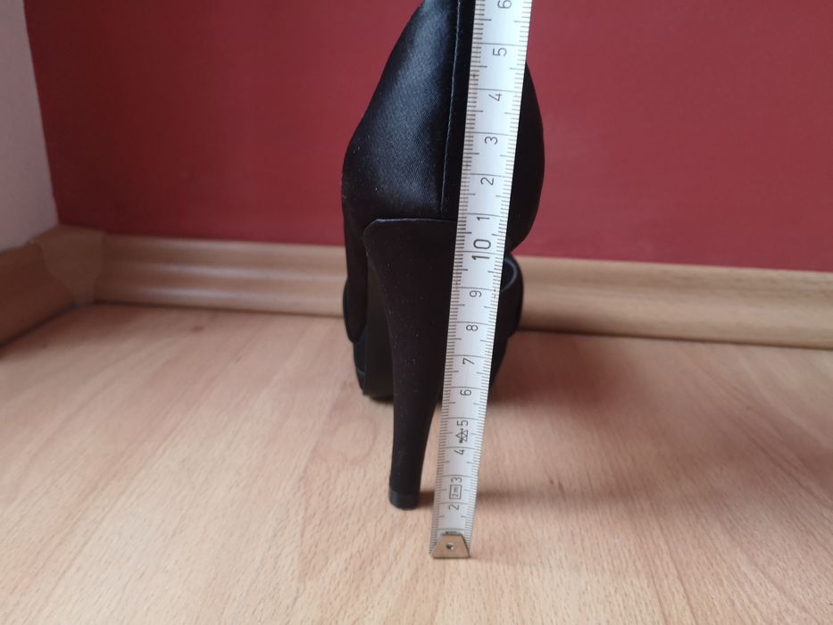 Szpilki czarne satynowe