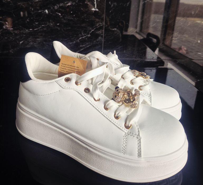 Białe klasyczne adidasy sneakersy platforma  broszka miś