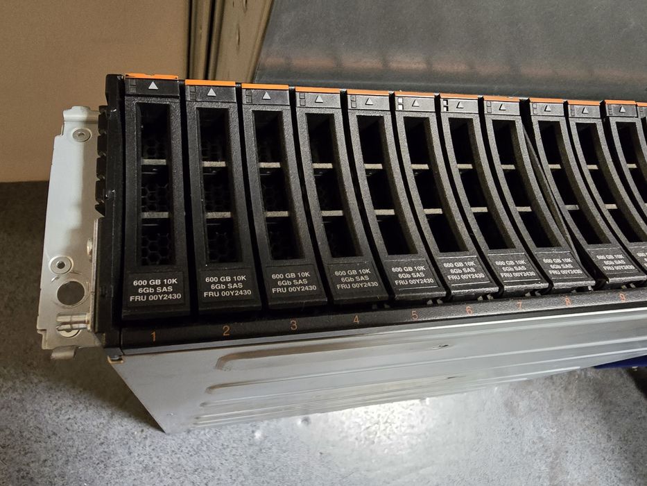 IBM Storwize V3700 24 Bay SFF + 24 HDD SAS 600GB 10K