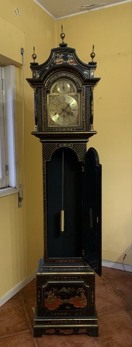 Relógio de pé de 1986 Reguladora com traços Orientais