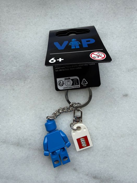 Brelok VIP z ludzikiem i klockiem LEGO