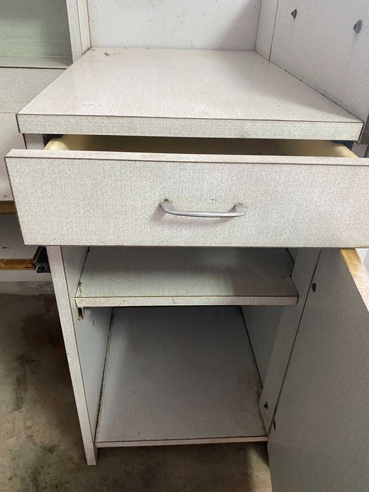 Стіл пластиковий для компютера