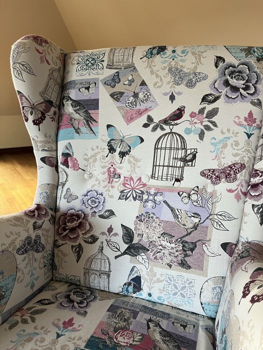 Duży tapicerowany fotel uszak w pastelowy żakardowy wzór