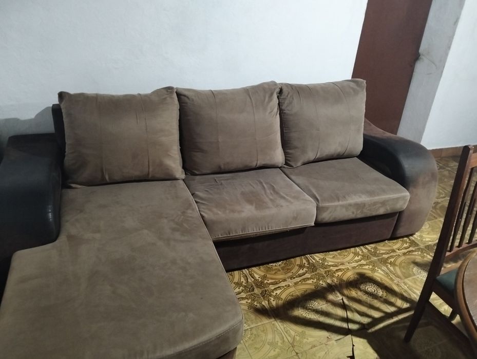 Sofá de canto em tecido castanho