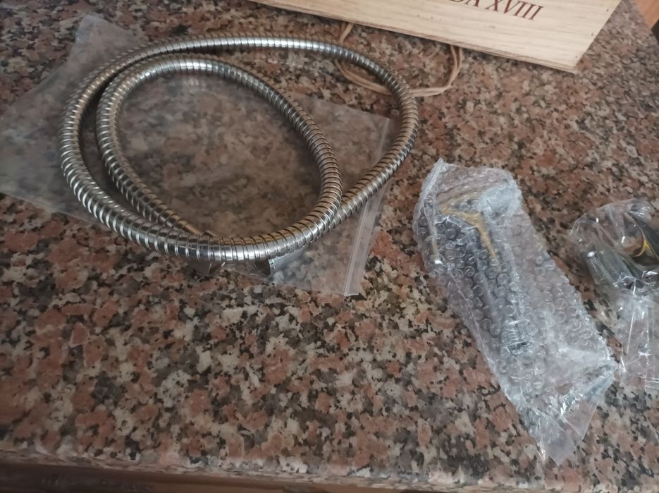 Vendo chuveiro de casa de banho novo