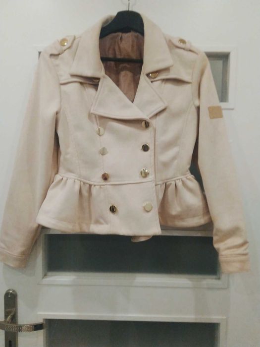 Kurtka z baskinką jasny bez zamsz roz. M