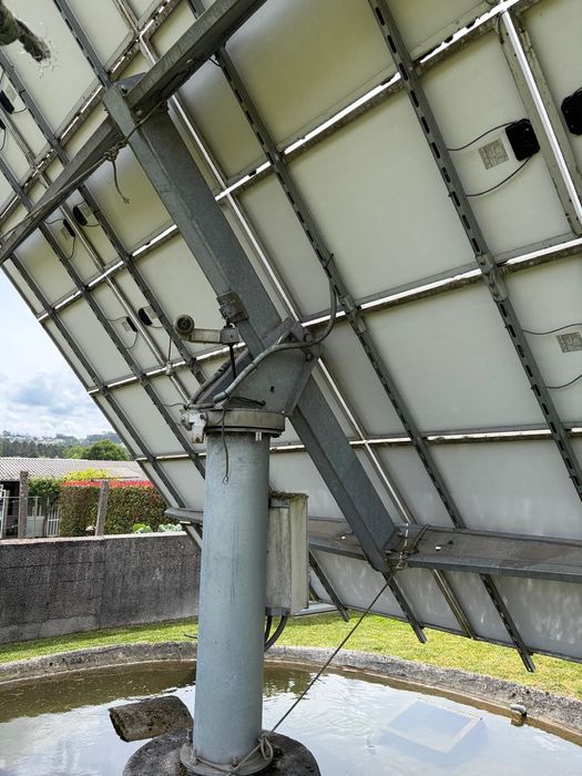 Painel fotovoltaico rotativo