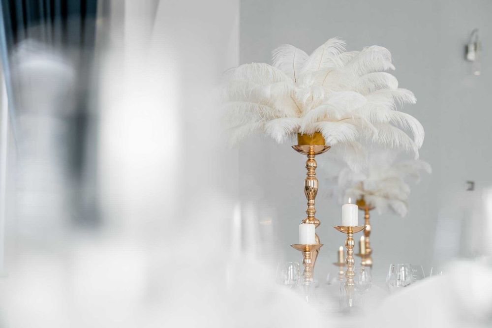 białe pióra strusie, kompozycje ze strusimi piórami