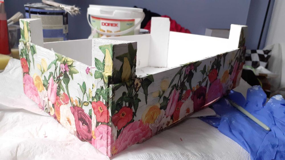 Drewniana skrzyneczka w kwiaty decoupage