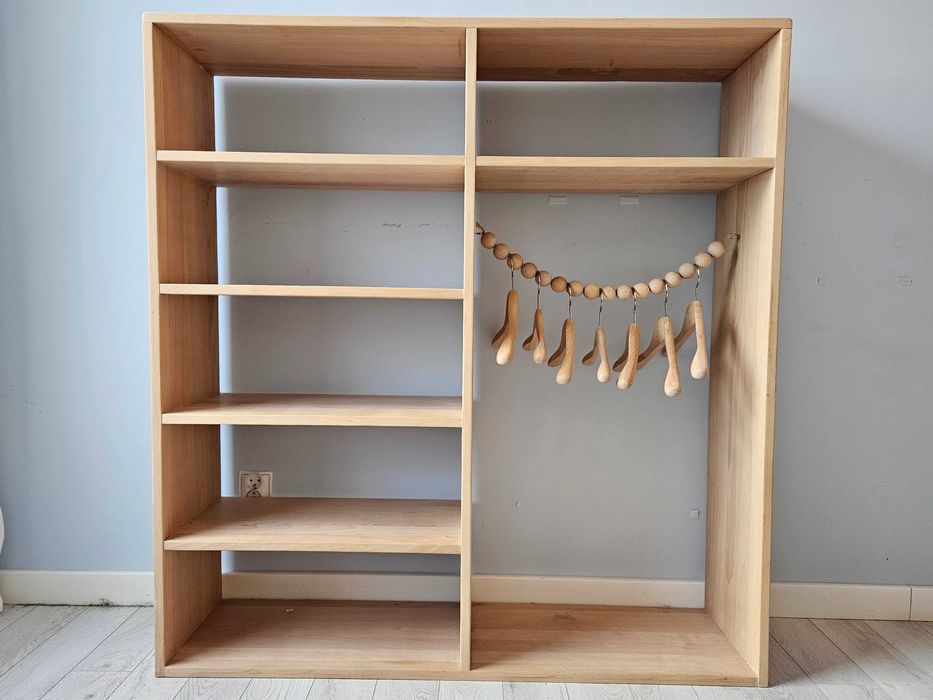 Regał dziecięcy na ubrania Montessori