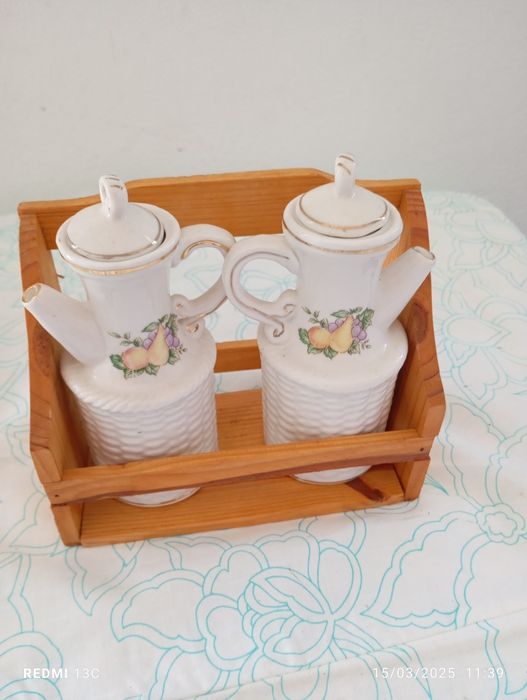 Galheteiro em barro em suporte de madeira