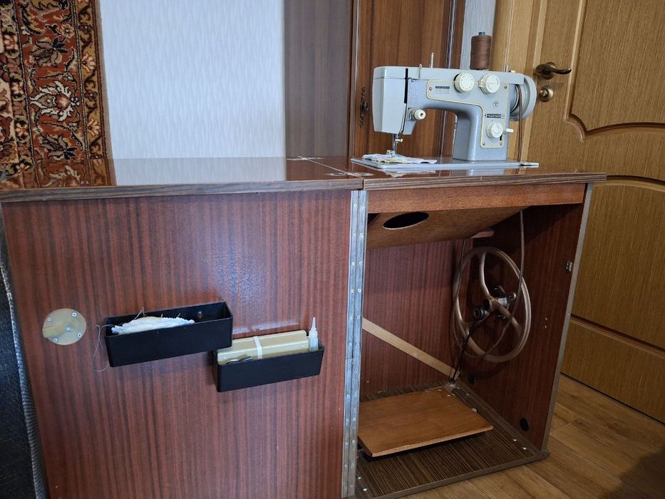 Продам швейну машинку Подольск 142