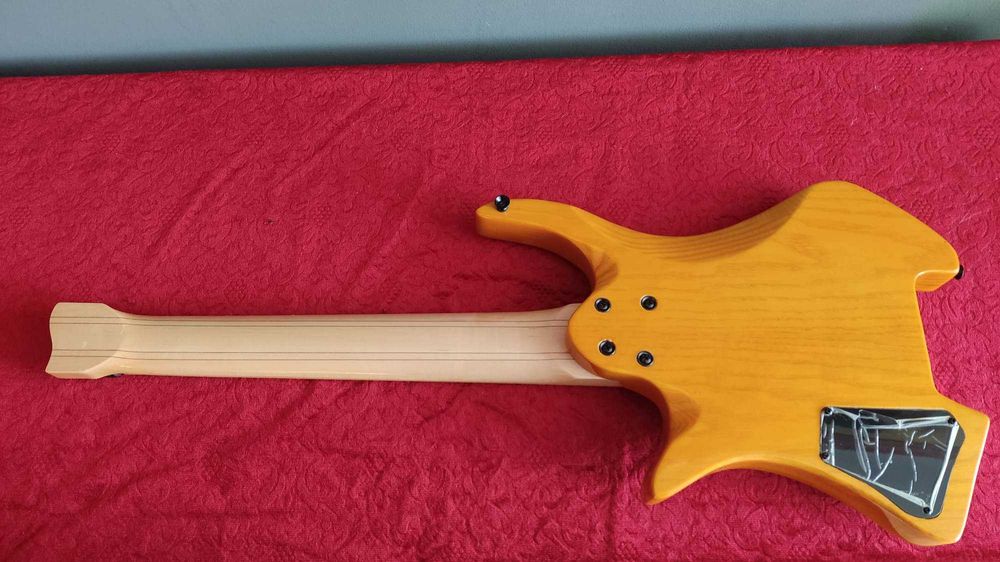 Gitara elektryczna 8 - strunowa headless (bezgłowa)