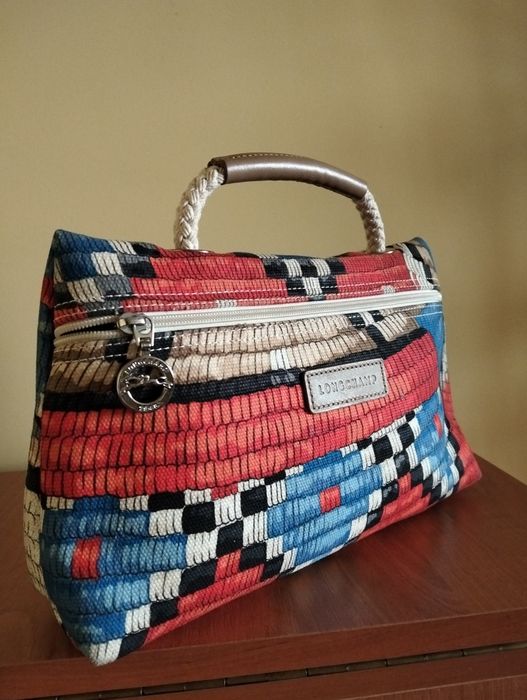 Маленька текстильна сумочка від бренду Longchamp